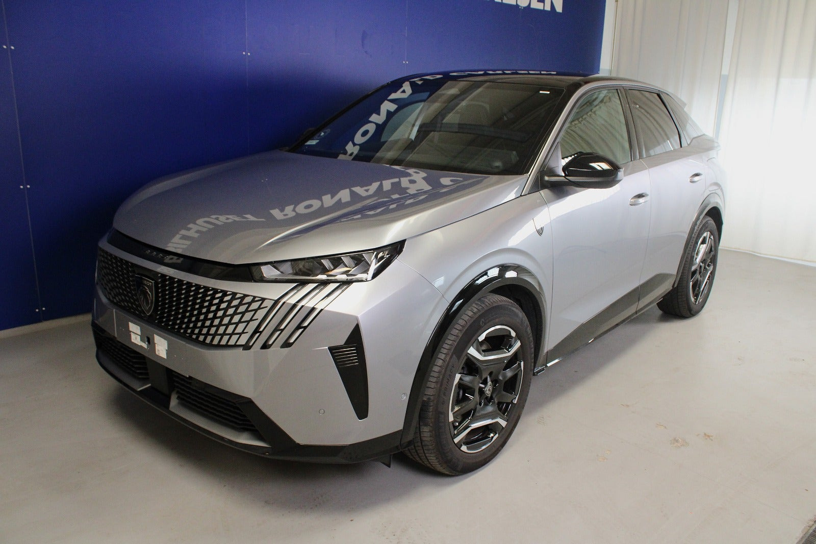 Sølv Peugeot e-3008 fra 2025