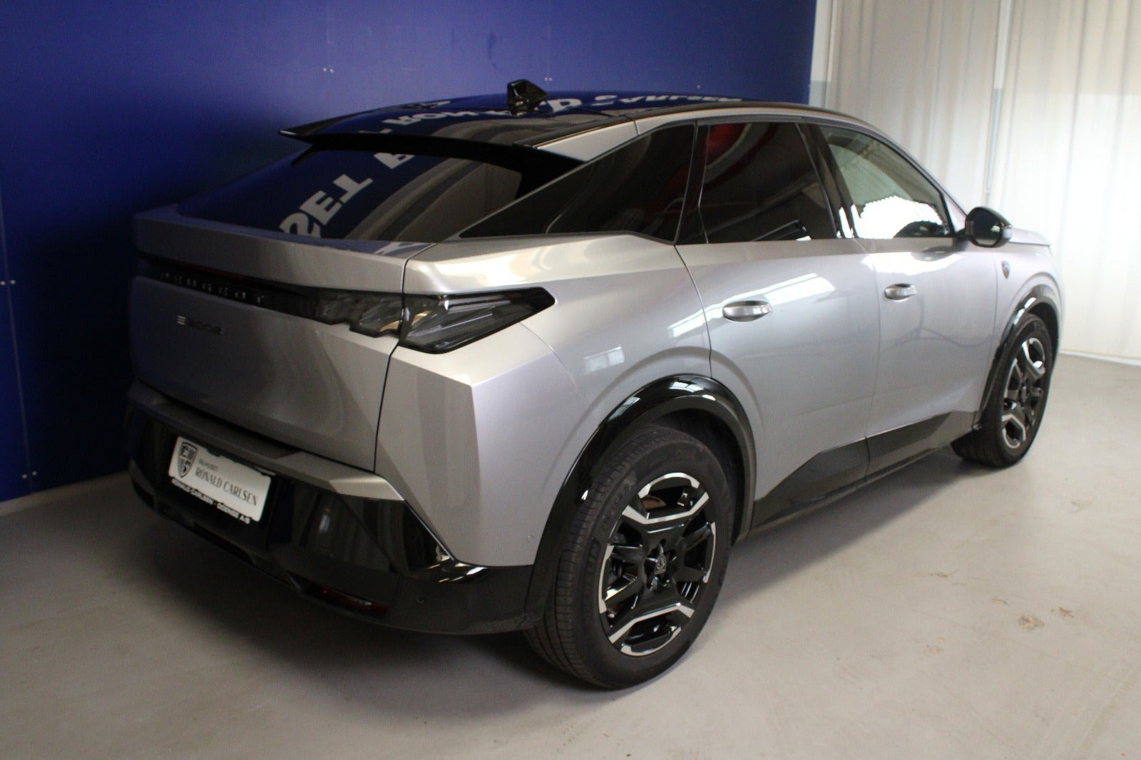 Sølv Peugeot e-3008 fra 2025