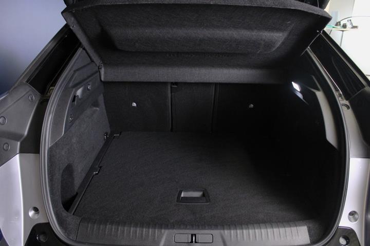 Sølv Peugeot e-3008 fra 2025