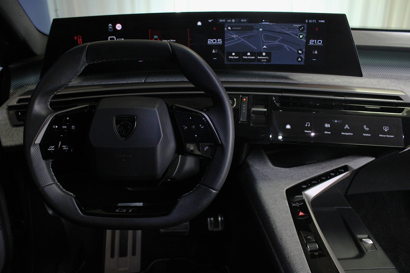 Sølv Peugeot e-3008 fra 2025
