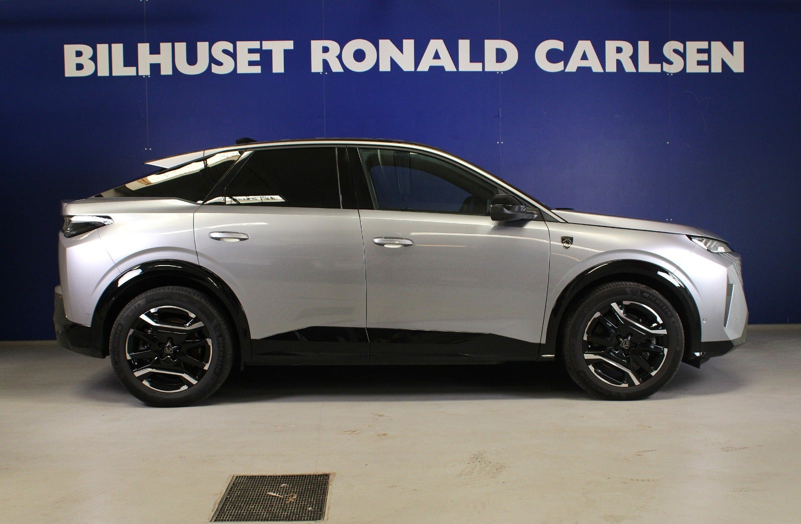 Sølv Peugeot e-3008 fra 2025