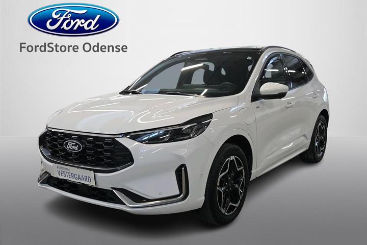 Hvid Ford Kuga fra 2024 set udefra