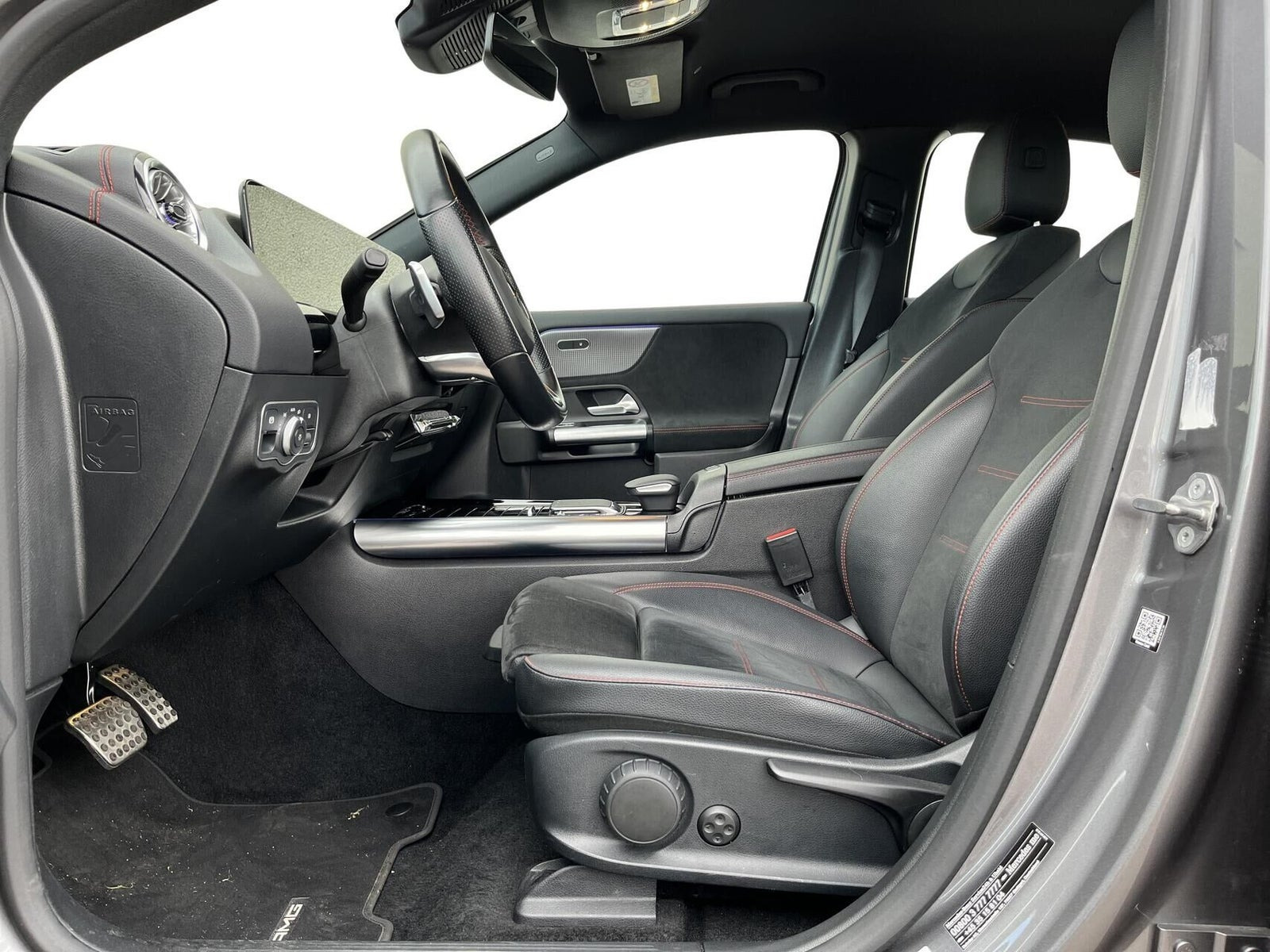 Grå Mercedes EQB250+ fra 2023