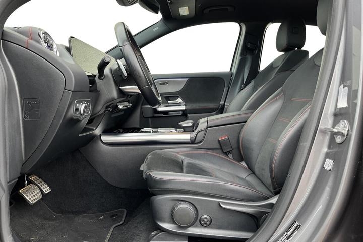 Grå Mercedes EQB250+ fra 2023