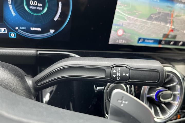 Grå Mercedes EQB250+ fra 2023