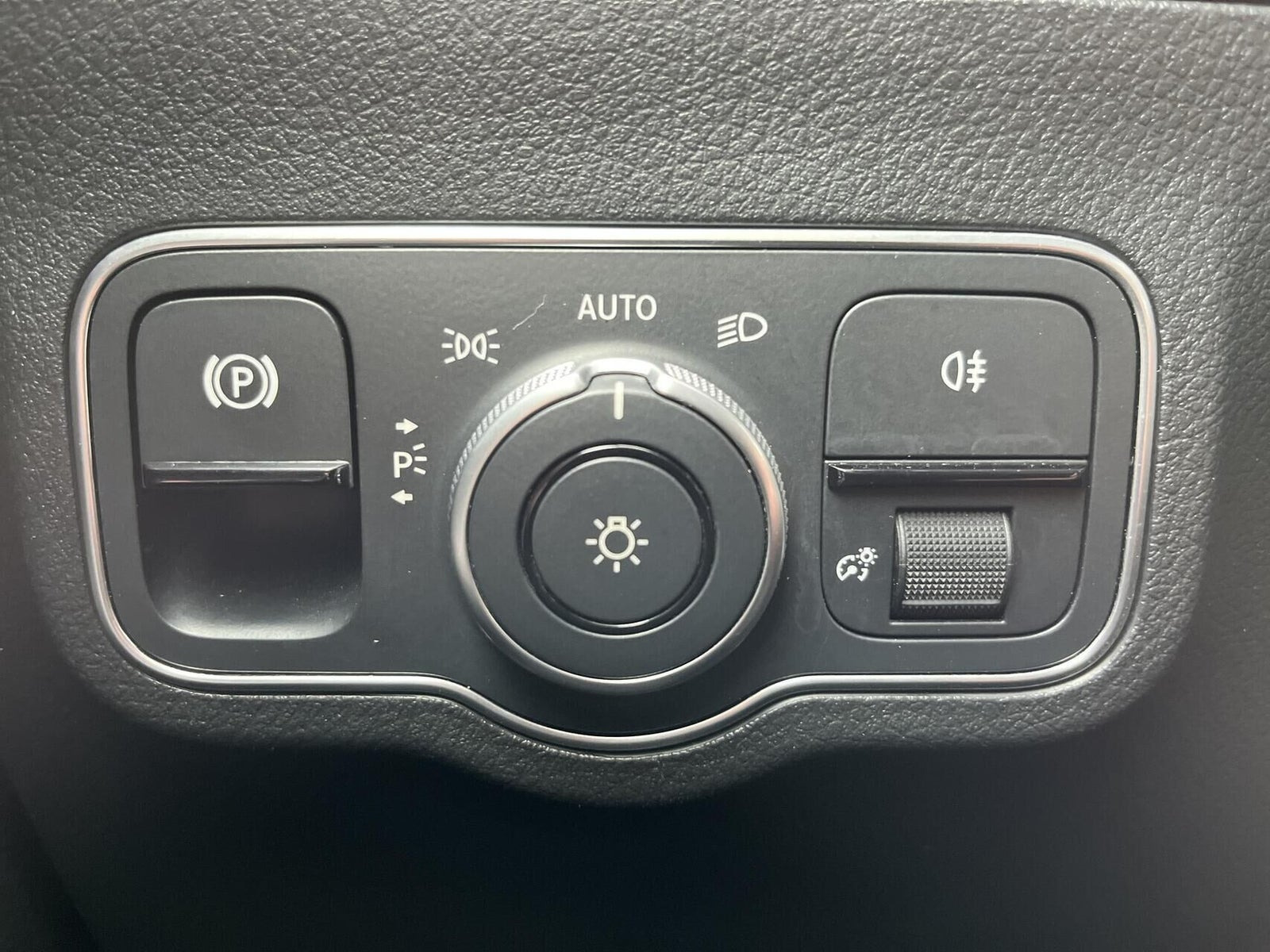 Grå Mercedes EQB250+ fra 2023