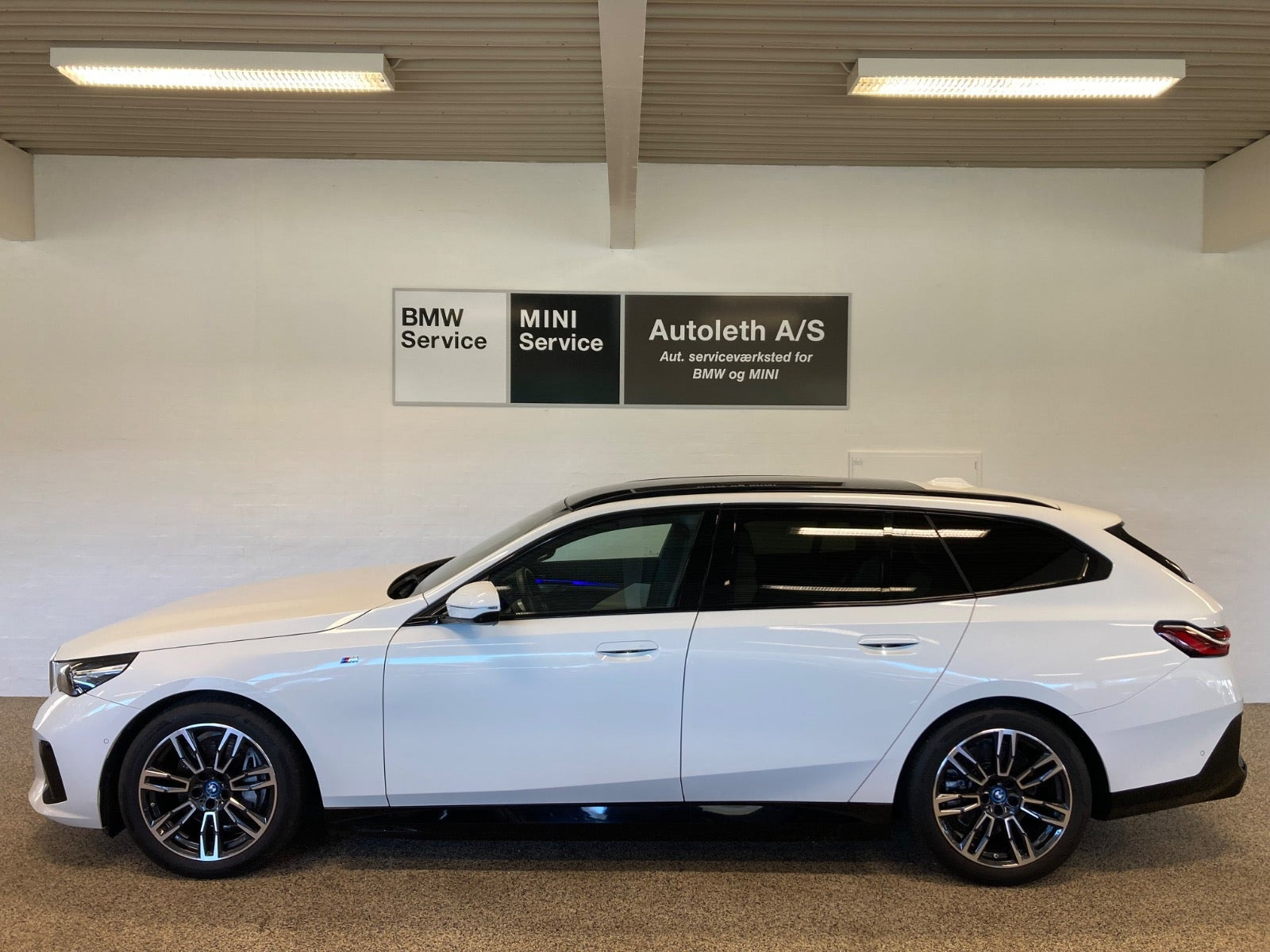 Hvid BMW i5 fra 2024