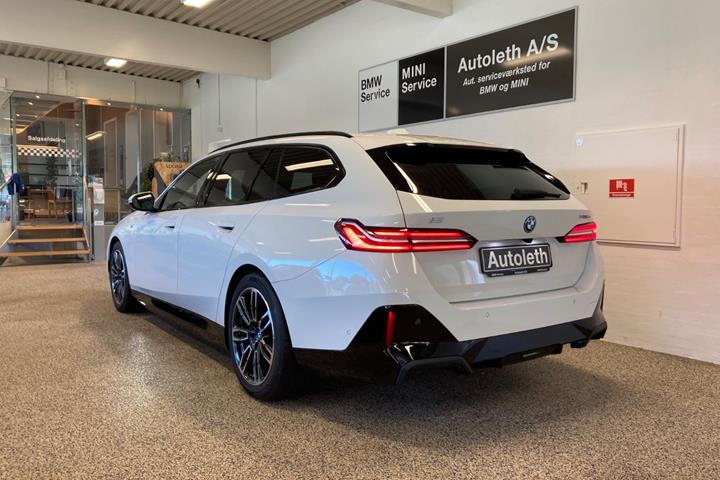 Hvid BMW i5 fra 2024