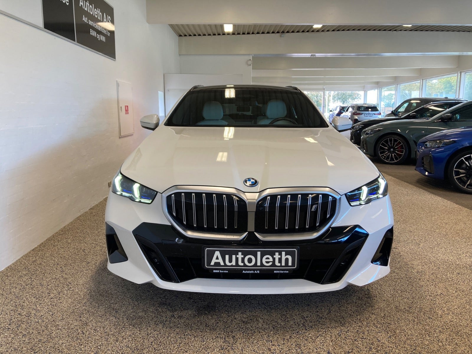 Hvid BMW i5 fra 2024