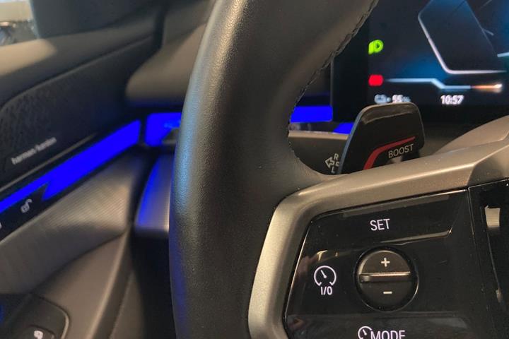 Hvid BMW i5 fra 2024