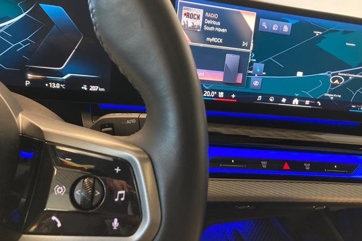 Hvid BMW i5 fra 2024