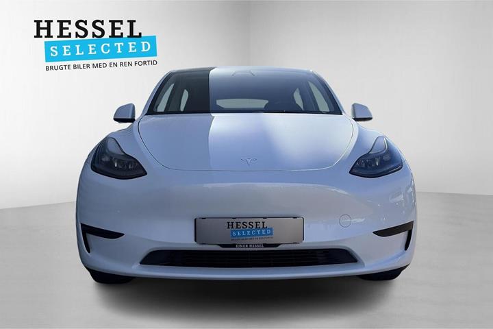 Hvid Tesla Model Y fra 2023