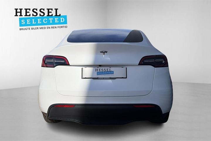 Hvid Tesla Model Y fra 2023