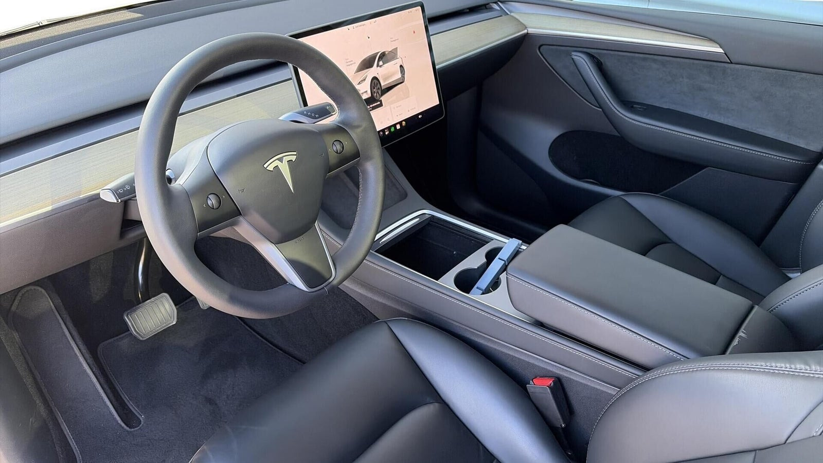 Hvid Tesla Model Y fra 2023