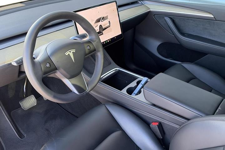 Hvid Tesla Model Y fra 2023