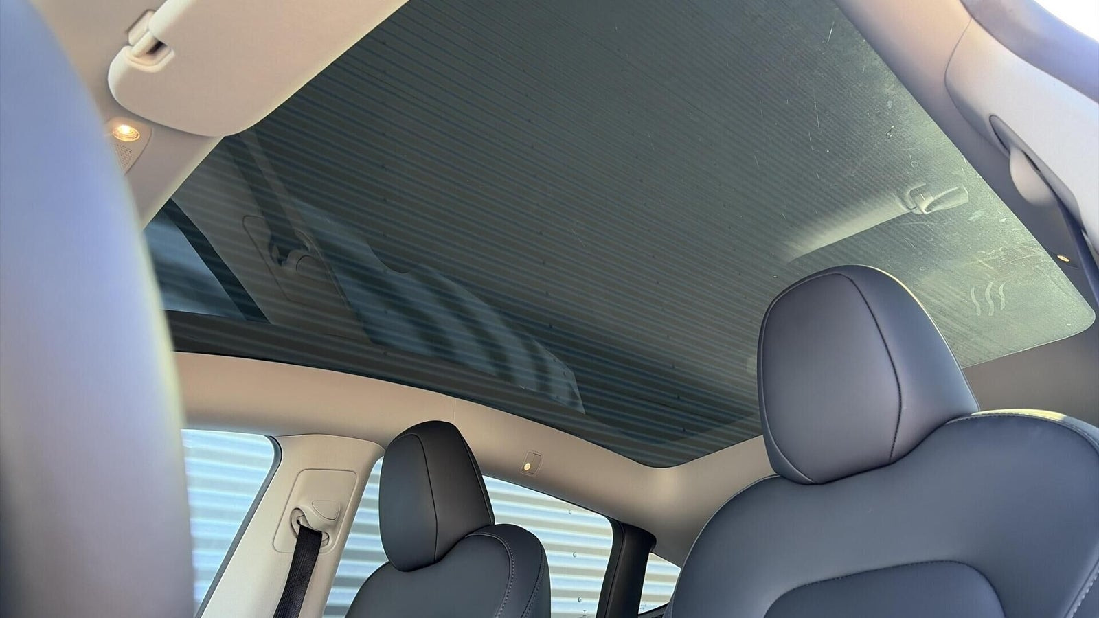 Hvid Tesla Model Y fra 2023