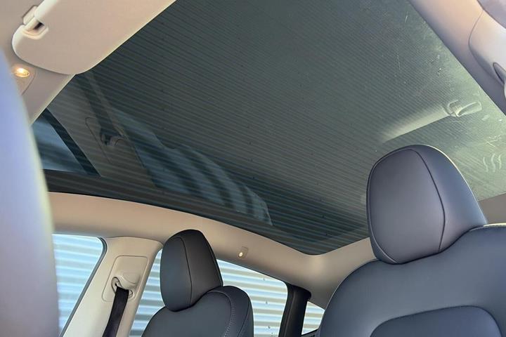 Hvid Tesla Model Y fra 2023