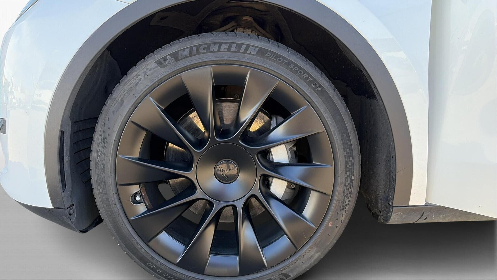 Hvid Tesla Model Y fra 2023
