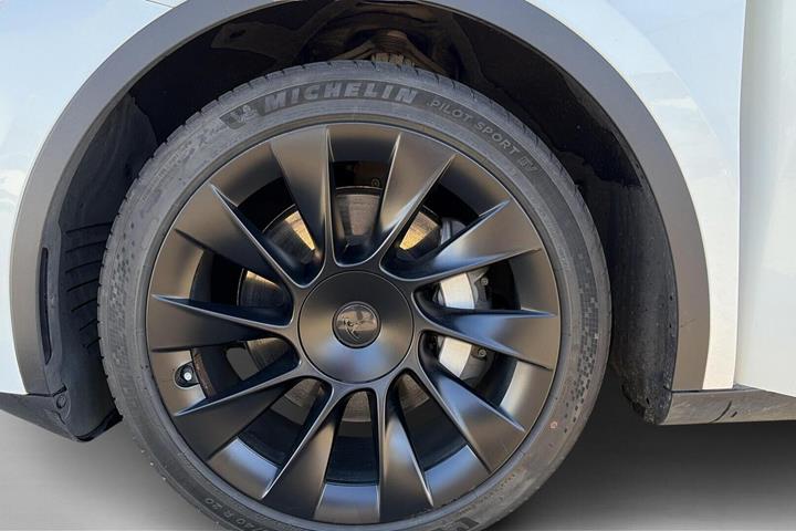 Hvid Tesla Model Y fra 2023