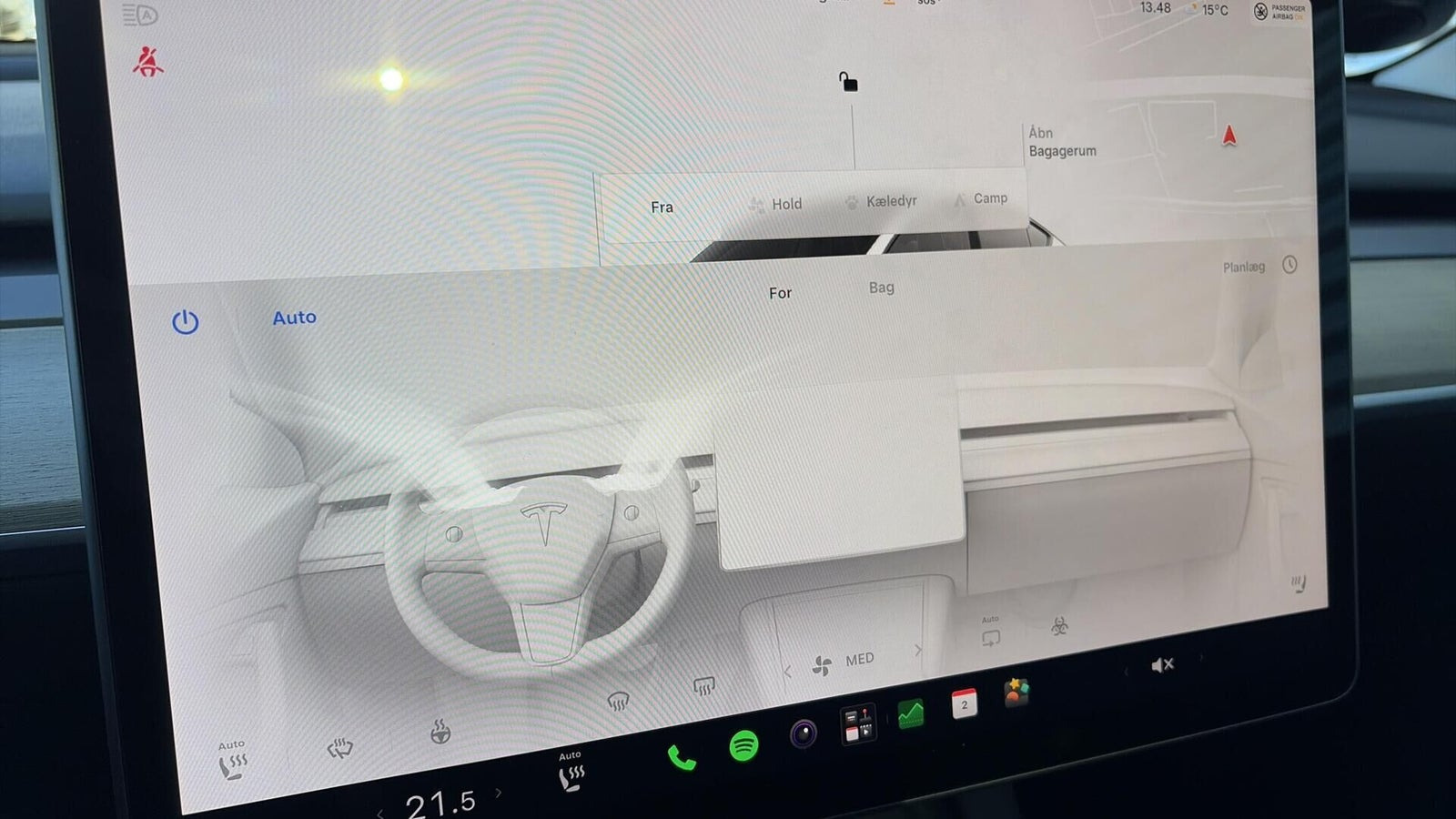 Hvid Tesla Model Y fra 2023