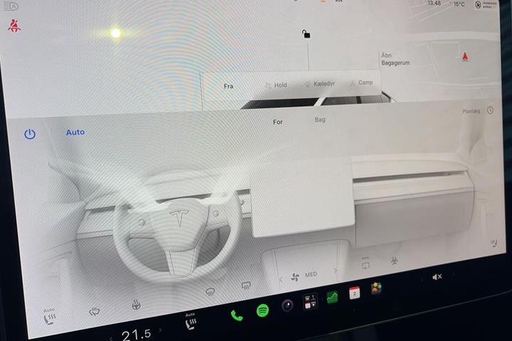 Hvid Tesla Model Y fra 2023