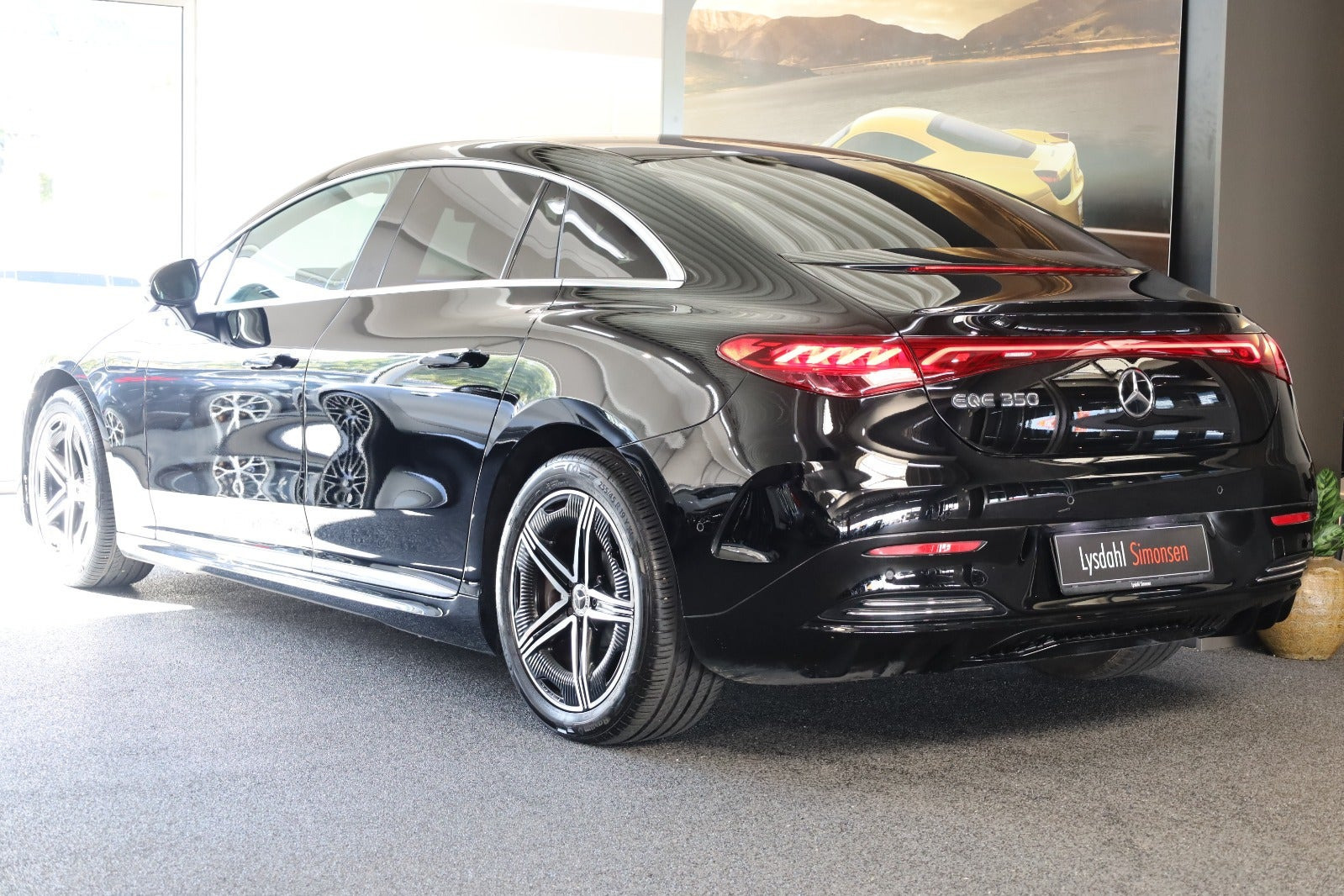 Sort Mercedes EQE350+ fra 2022