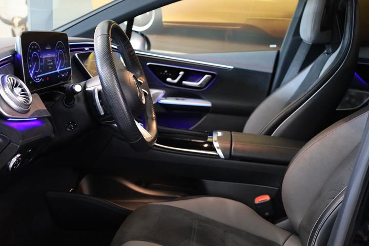 Sort Mercedes EQE350+ fra 2022