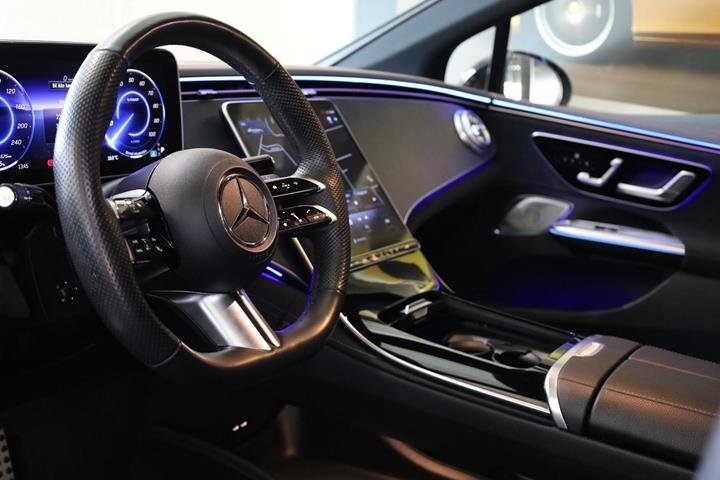 Sort Mercedes EQE350+ fra 2022