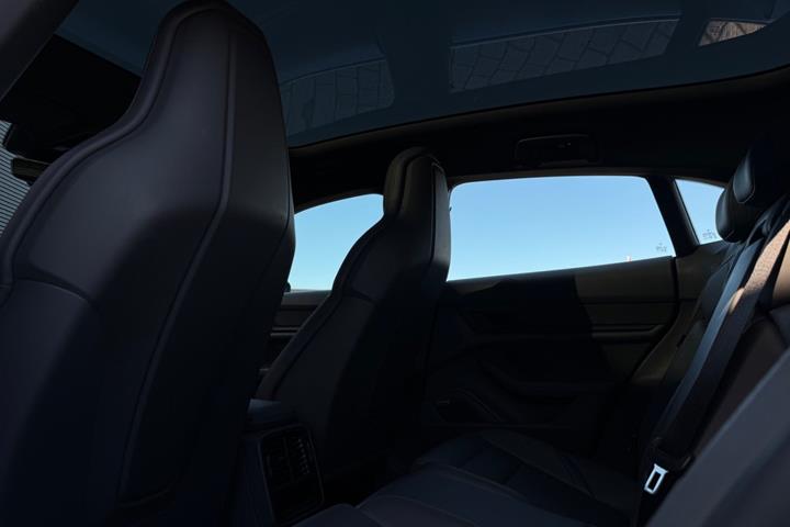 Grå Porsche Taycan 4 fra 2022