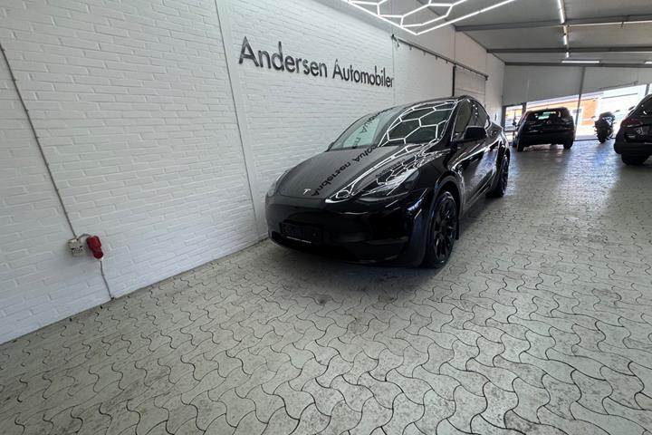 Sort Tesla Model Y fra 2022