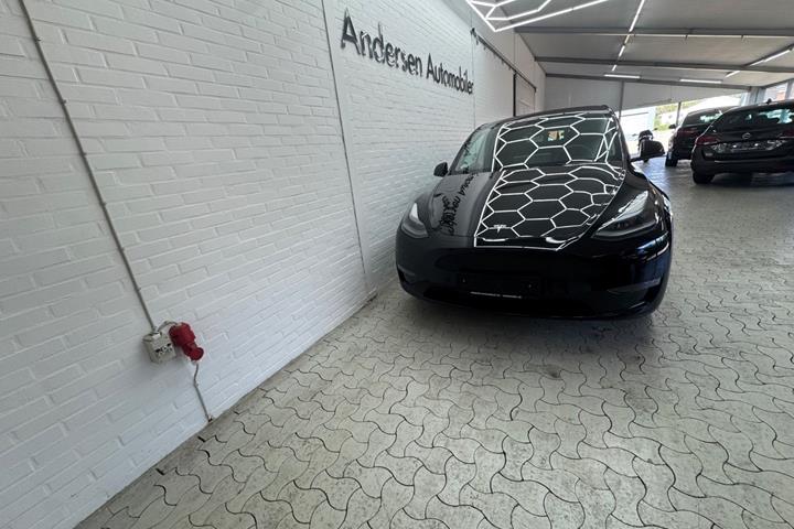 Sort Tesla Model Y fra 2022