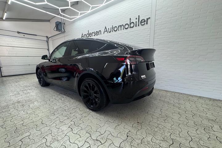 Sort Tesla Model Y fra 2022