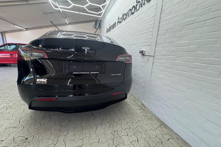 Sort Tesla Model Y fra 2022