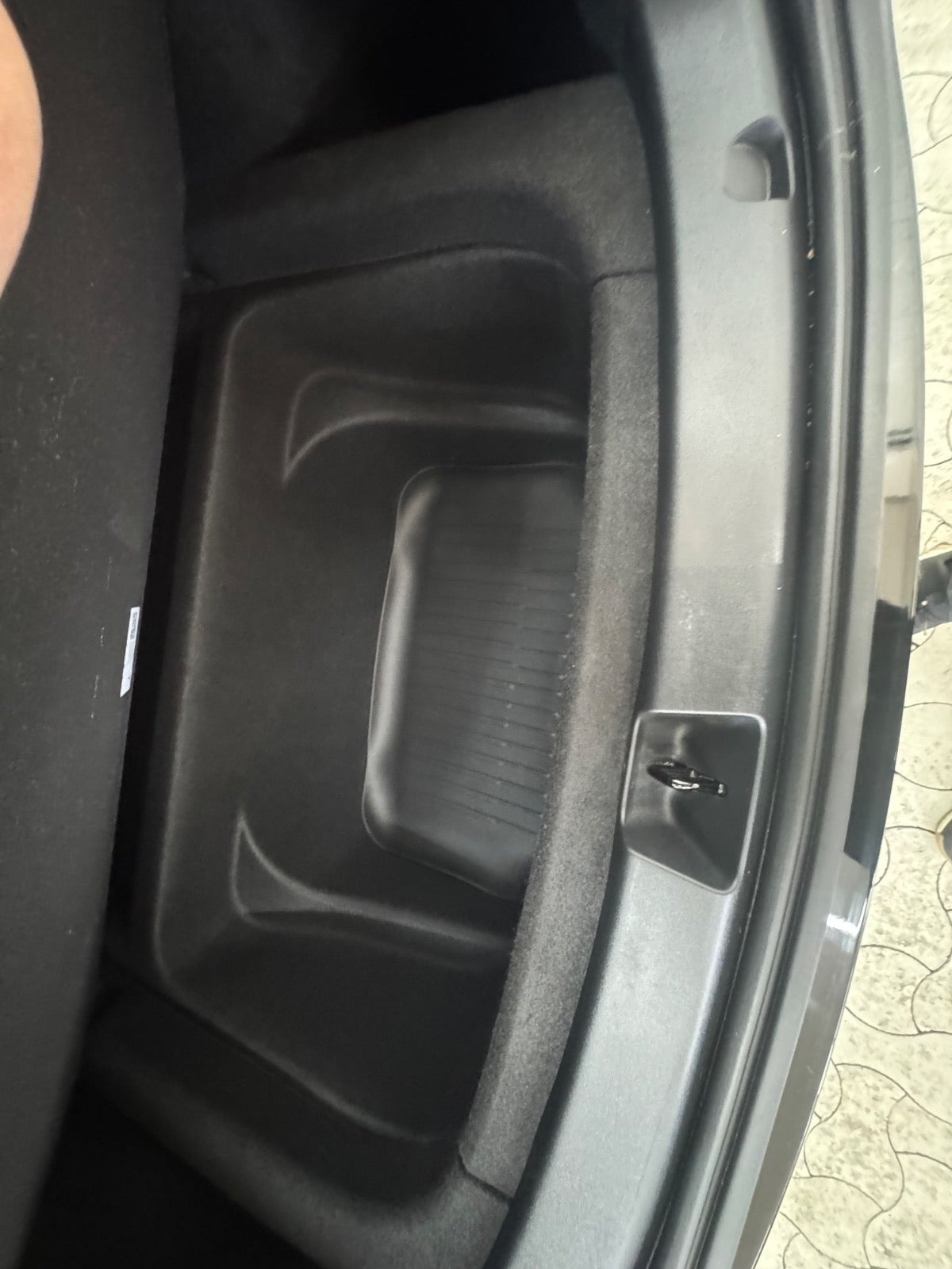 Sort Tesla Model Y fra 2022
