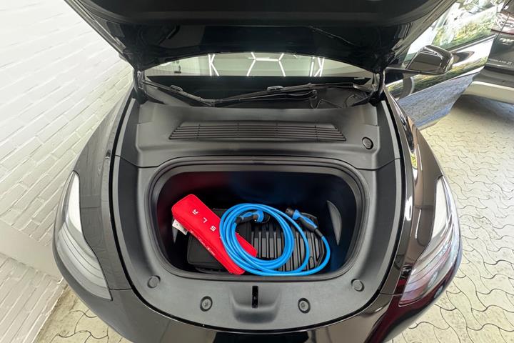 Sort Tesla Model Y fra 2022