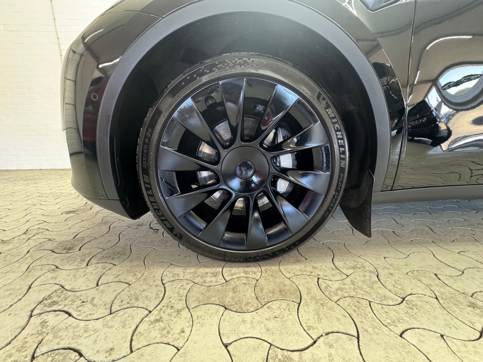 Sort Tesla Model Y fra 2022