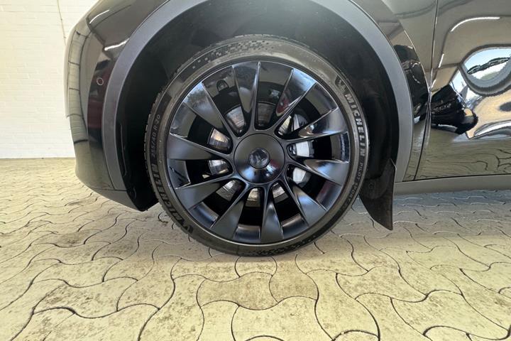 Sort Tesla Model Y fra 2022