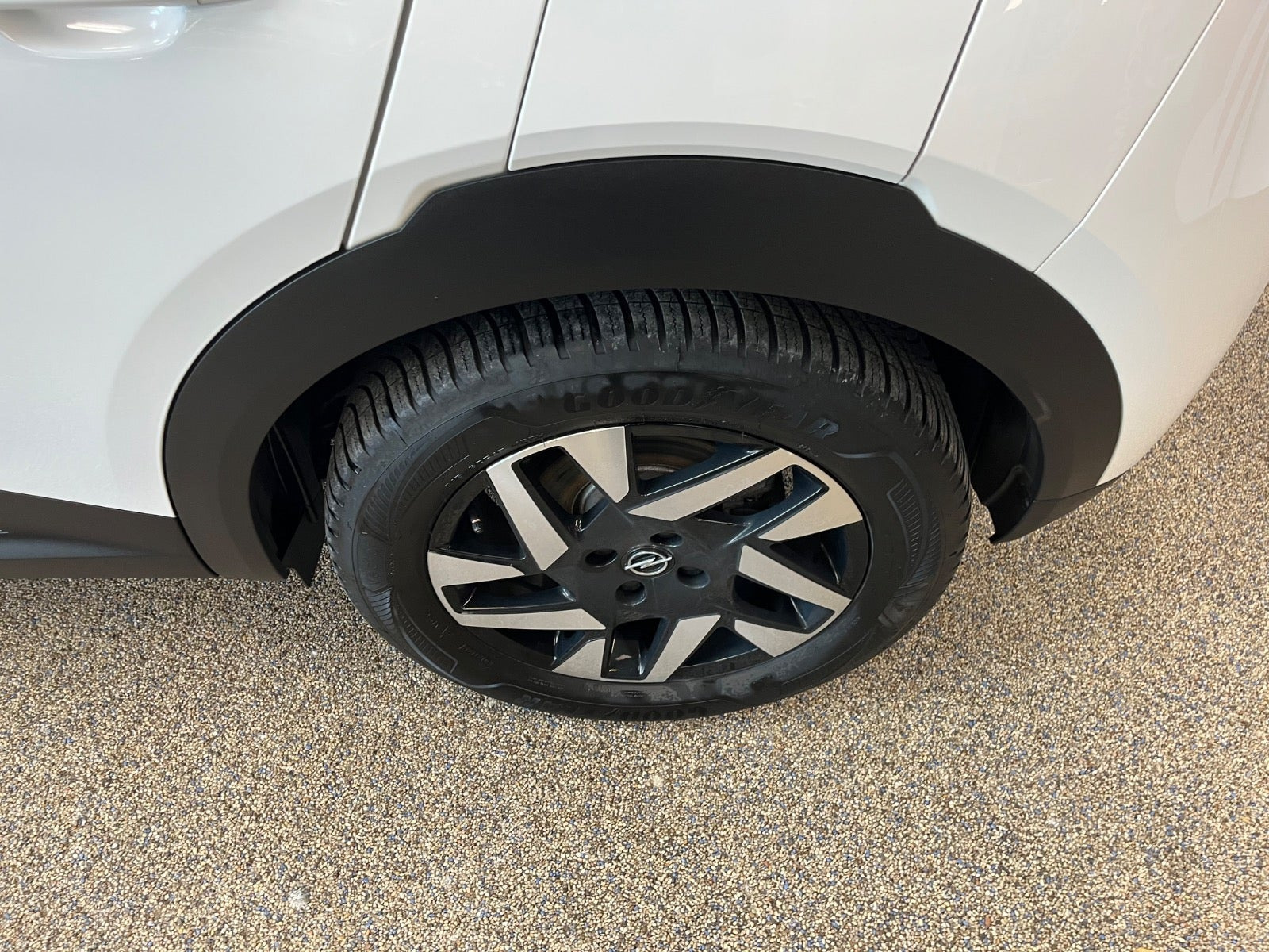 Hvid Opel Mokka-e fra 2023