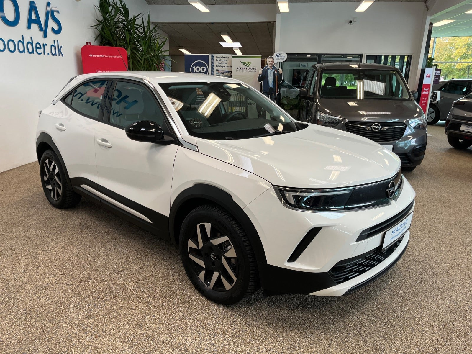 Hvid Opel Mokka-e fra 2023