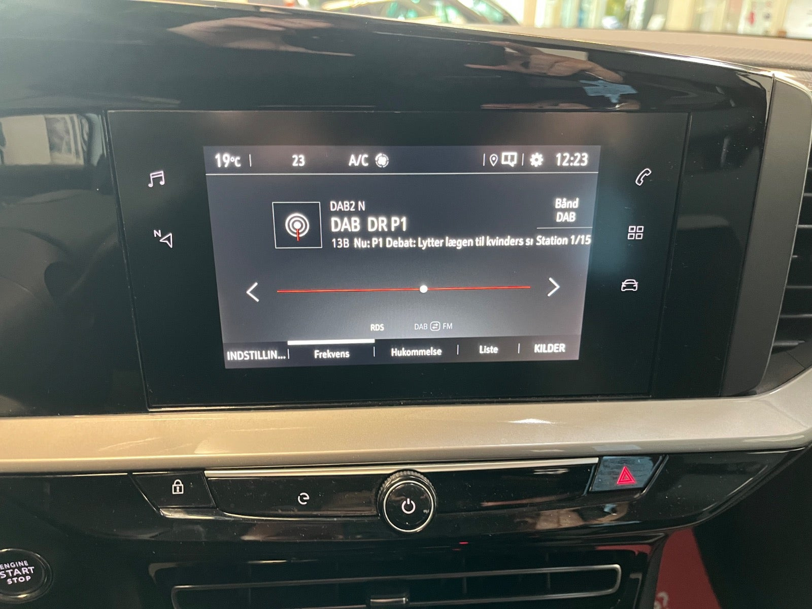 Hvid Opel Mokka-e fra 2023