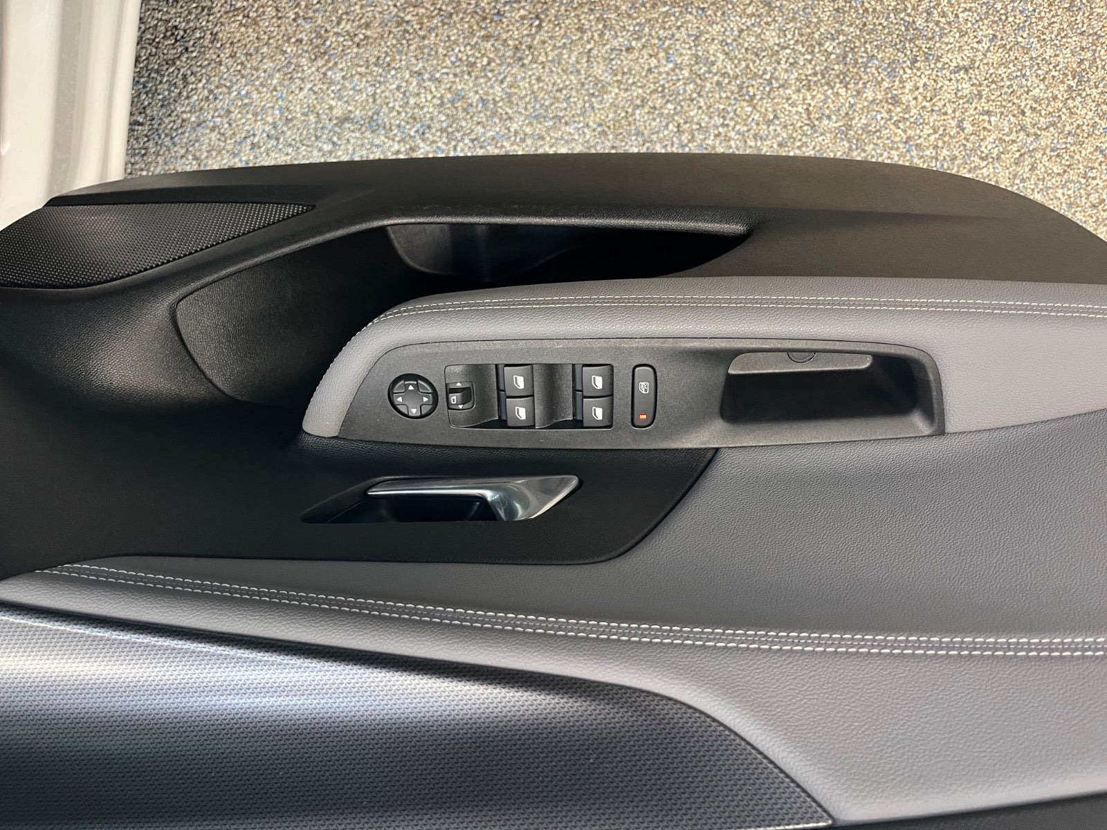 Hvid Opel Mokka-e fra 2023