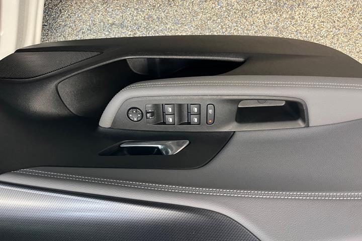 Hvid Opel Mokka-e fra 2023