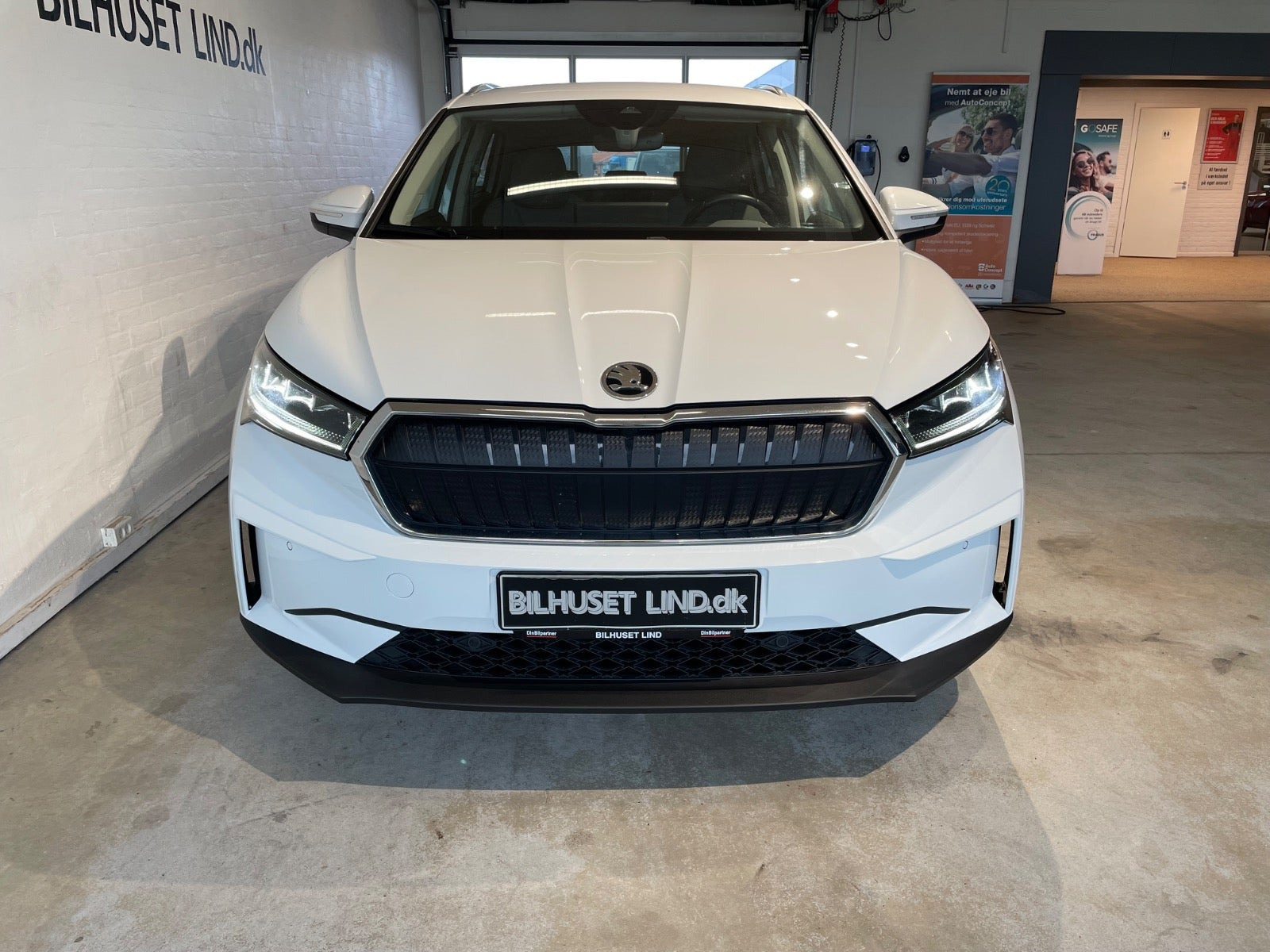 Hvid Skoda Enyaq fra 2023