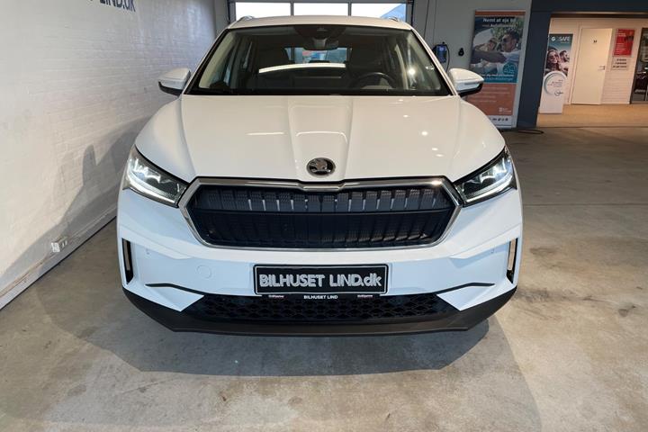 Hvid Skoda Enyaq fra 2023