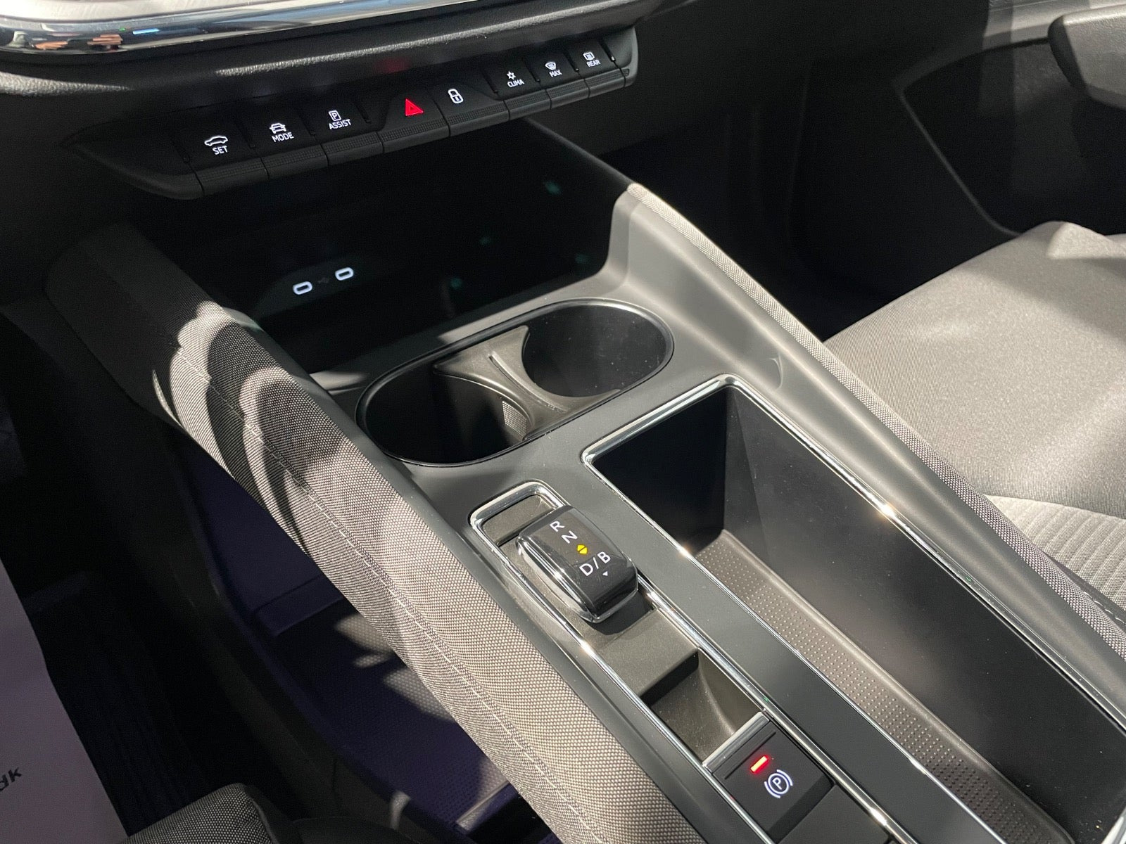 Hvid Skoda Enyaq fra 2023