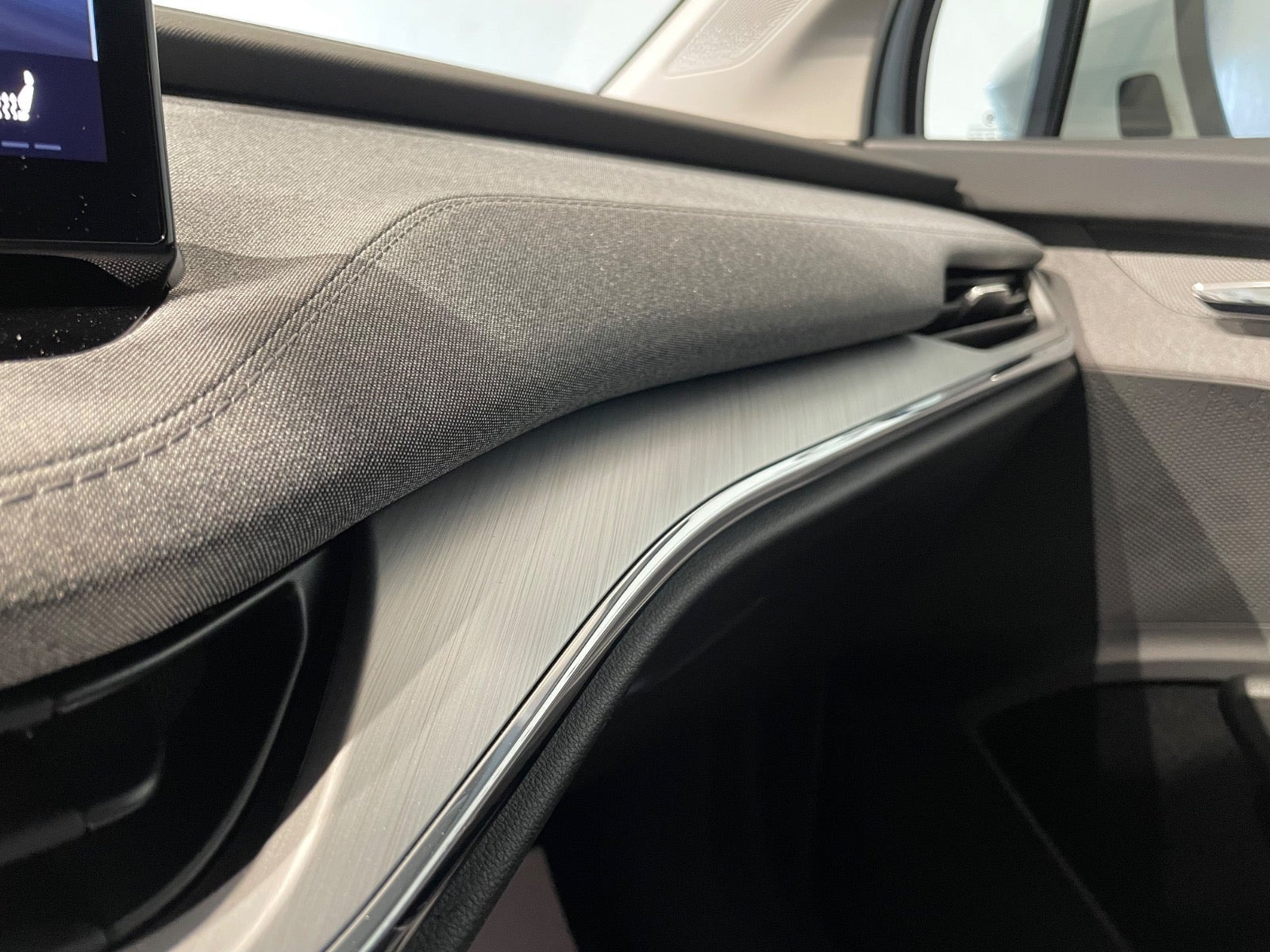 Hvid Skoda Enyaq fra 2023