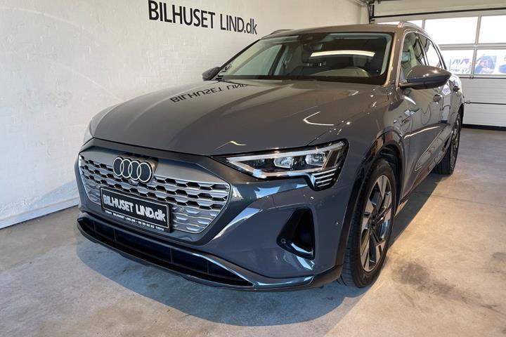 Grå Audi Q8 e-tron fra 2023