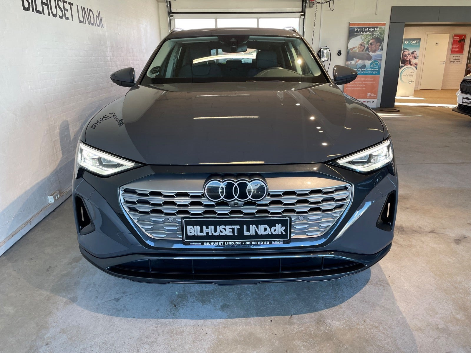 Grå Audi Q8 e-tron fra 2023