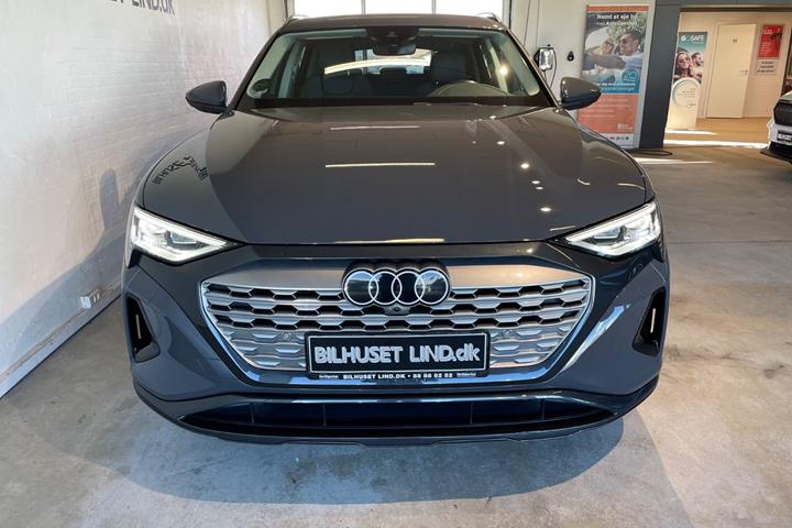 Grå Audi Q8 e-tron fra 2023