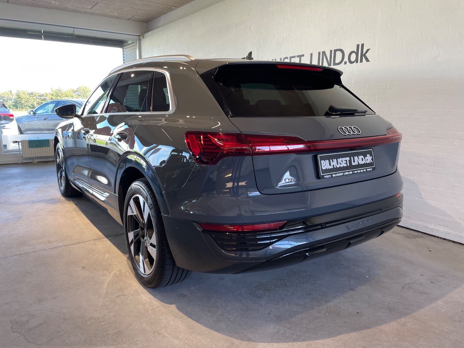 Grå Audi Q8 e-tron fra 2023